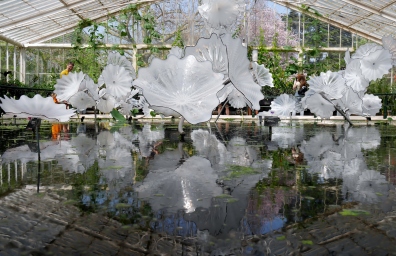 Ethereal White Persian pond Dale chihuly at Kew Gardens